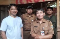 Owner Arsyila Farm Samsul Khaerudin (baju biru) bersama dengan Kepala DPKH Brebes drh. Ismu Broto usai pemeriksaan hewan.