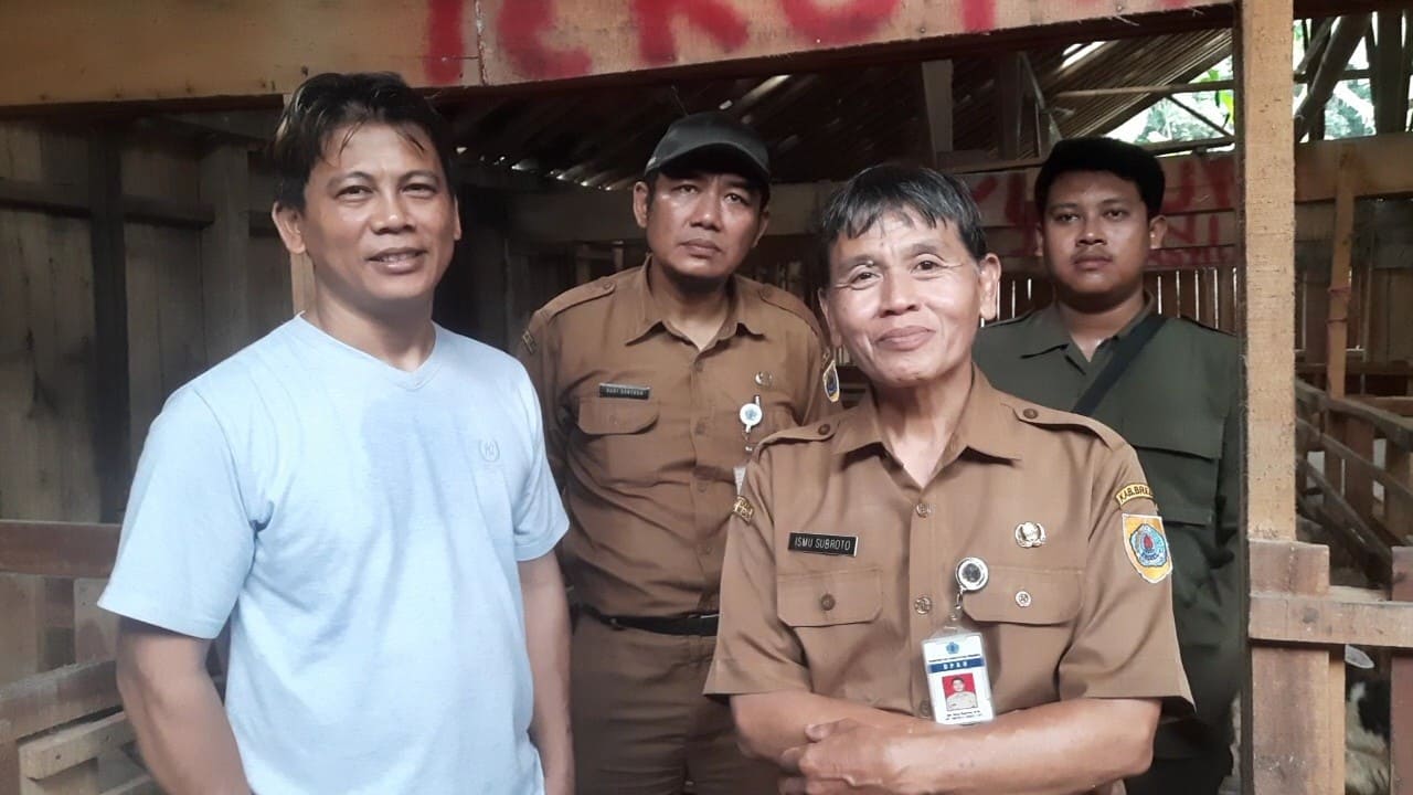 Owner Arsyila Farm Samsul Khaerudin (baju biru) bersama dengan Kepala DPKH Brebes drh. Ismu Broto usai pemeriksaan hewan.