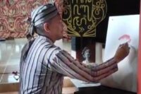 Kepala SMA Negeri 1 Paguyangan, Dr. Ihdi Amim, ikut menggambar usai membuka Pameran Drawing Hardiknas 2025. Foto: Portal Pantura/Yudhi Prasetyo.
