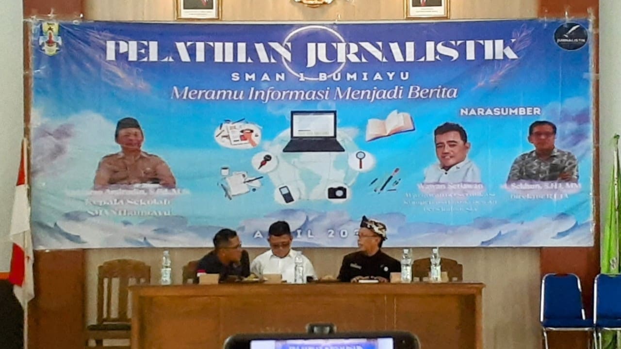 Saring sebelum sharing! Pelatihan jurnalistik di SMAN 1 Bumiayu ajarkan siswa tentang etika bermedia sosial dan teknik menulis berita. #BijakBermedia #JurnalismeSekolah