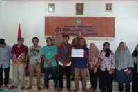 Penerima RTH Desa Linggapura foto bersama.