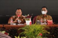 Wakil Bupati Brebes, Wurja SE (kiri), menyampaikan tanggapan pemerintah daerah dalam pertemuan bersama pengusaha dan perwakilan buruh, menindaklanjuti aksi demo May Day. Pertemuan ini digelar untuk mencari solusi bersama demi terciptanya hubungan industrial yang kondusif di Kabupaten Brebes.