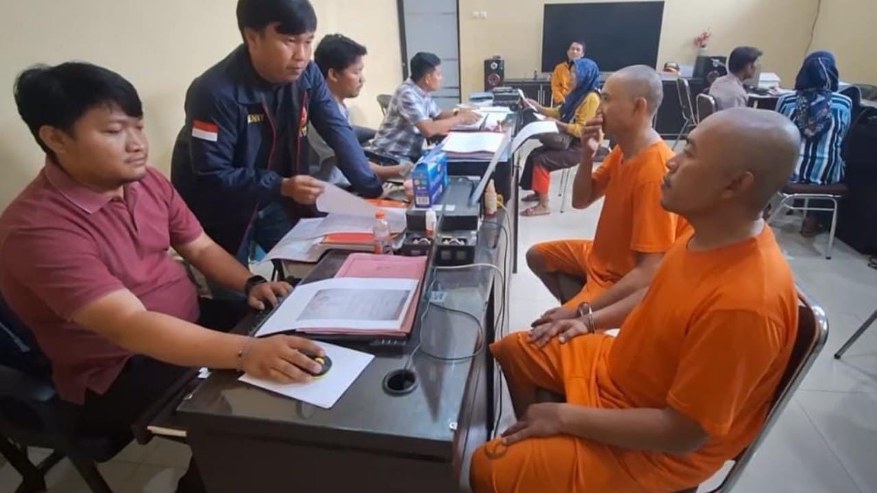Dua orang preman berkedok ormas ditangkap lantaran meresahkan.