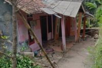 Kondisi rumah pelanggan Tirta Baribis di Dukuh Krajan, Desa Mendala, Kecamatan Sirampog, Kabupaten Brebes yang terdampak tanah bergerak