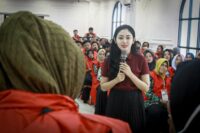 Shintya Sandra Kusuma menyapa warga Brebes saat kegiatan sosialisasi Empat Pilar Kebangsaan dan serap aspirasi.
