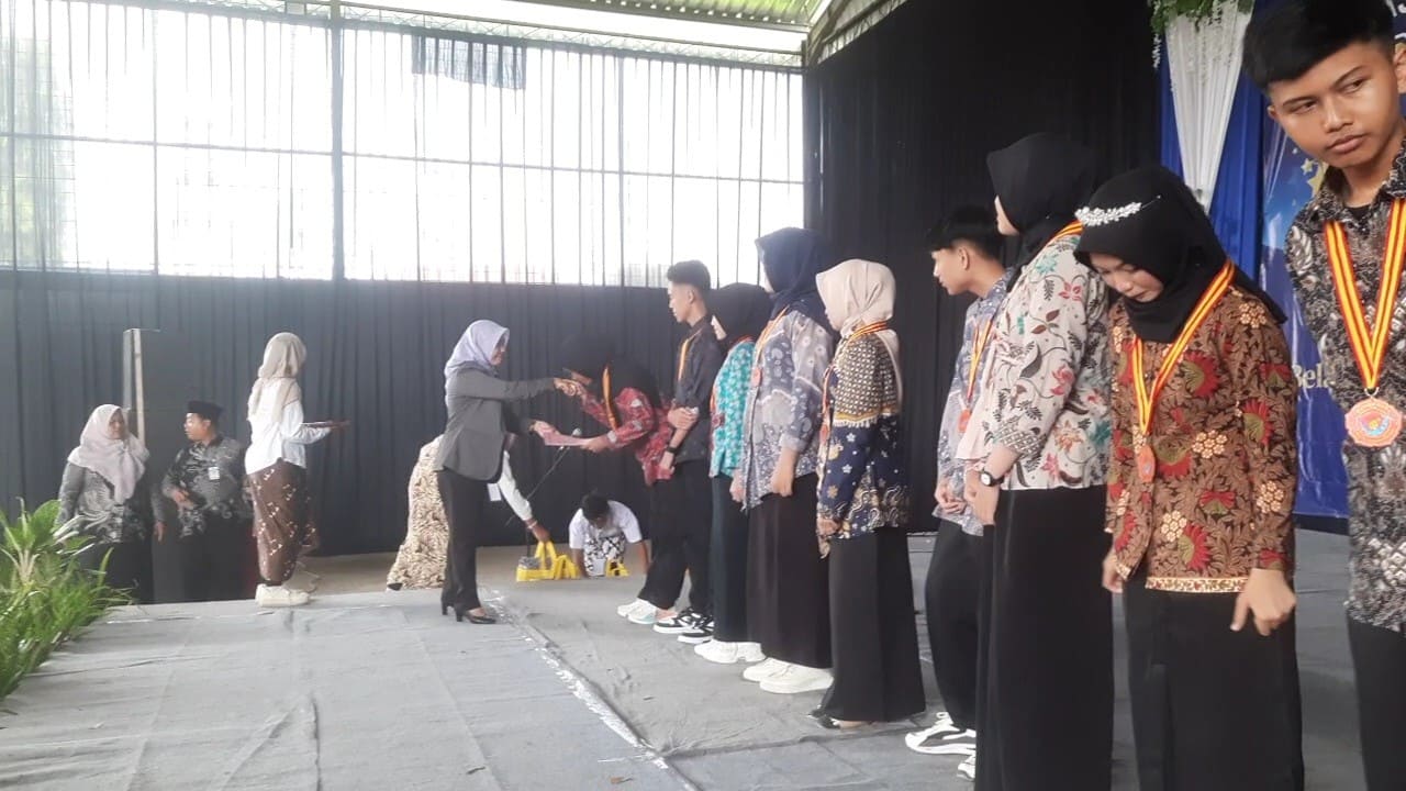 Siswa berprestasi SMP Negeri 1 Paguyangan mendapat apresiasi.