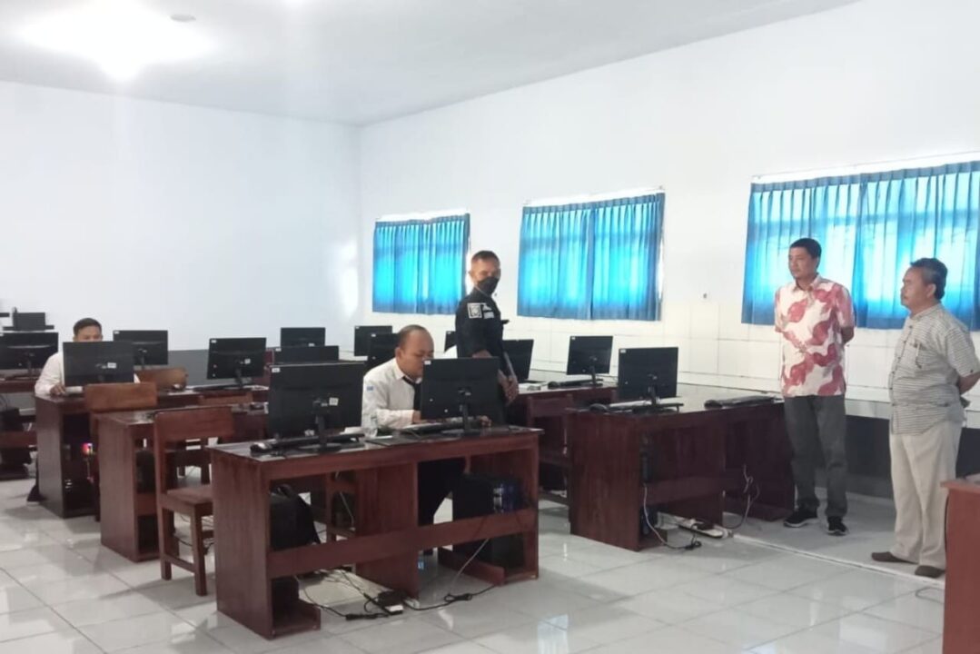 5 orang sedang menjalani tes calon perangkat desa Pruwatan.