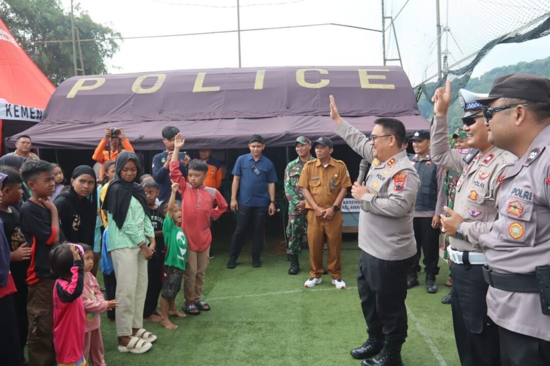 Kapolres Brebes AKBP Achmad Oka Mahendra berbincang dengan anak-anak pengungsi saat kegiatan trauma healing di Sirampog.