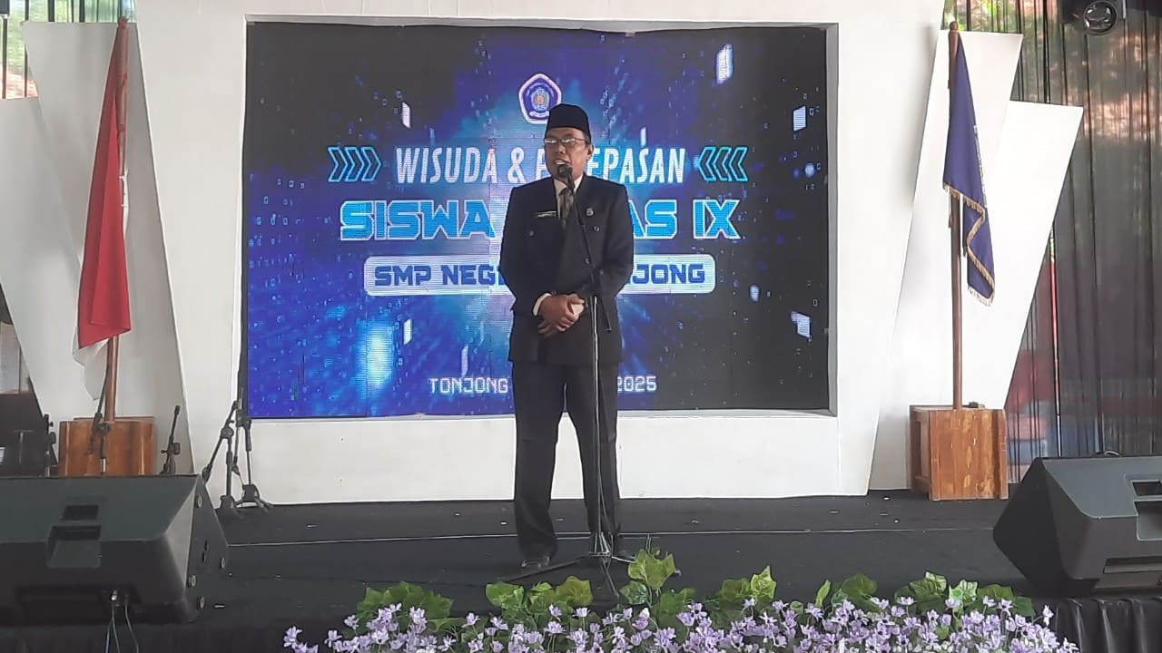 Kepala SMPN 2 Tonjong, Urip Tanggoro, M.Pd memberi sambutan pada wisuda dan pelepasan siswa kelas 12, Sabtu 31 Mei 2025. Foto: Portal Pantura/Yudhi Prasetyo.