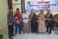 Kades Pepedan Syaiful Huda, Kasi PMD, dan pendamping desa serahkan BLT DD tahap II 2025 kepada penerima