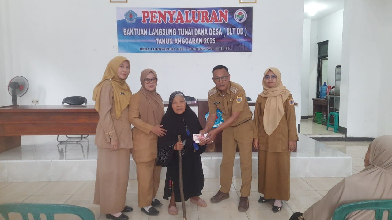 Kepala Desa Linggapura Mustain menyerahkan BLT DD tahap 2 secara simbolis kepada salah satu warga. Foto: Portal Pantura/Yudhi Prasetyo.