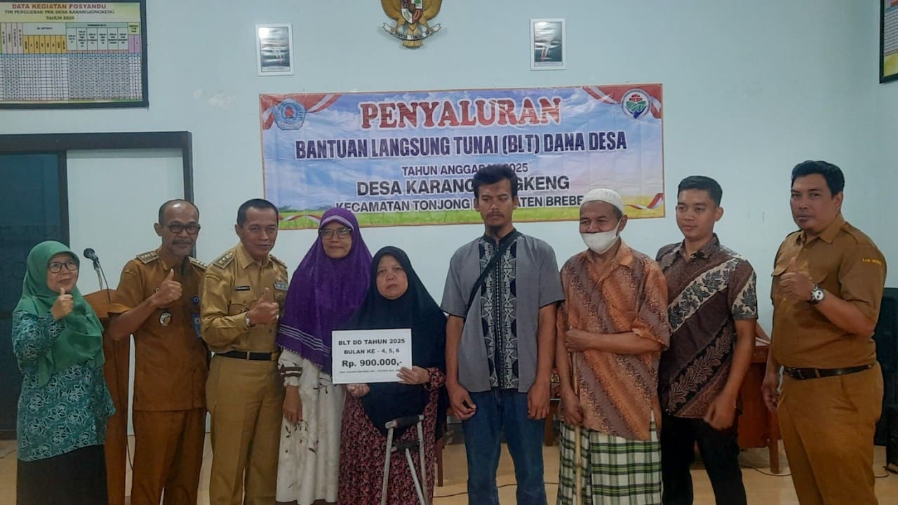 Kades Karangjongkeng H. Abd. Mukhit, SH, Camat Tonjong Lukman Hakim, SH, SIP, Kasi PMD Kecamatan Tonjong Yekti Utaminingsih, Pendamping Desa Nanang Syaefudin foto bersama KPM BLT DD. Foto: Portal Pantura/Yudhi Prasetyo.