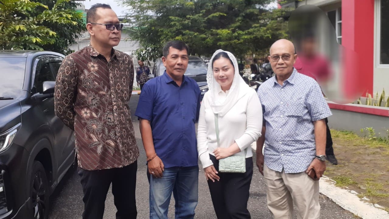 Ketua GBF 2025 Fatkhurohman (baju biru) foto bersama Bupati Brebes Paramitha Widya Kusuma, anggota DPRD Brebes Nur Endro, dan Camat Bumiayu Cecep Aji Suganda di Pendopo Bumiayu, Minggu 29 Juni 2025.