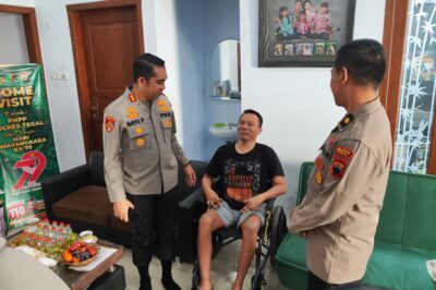 Momen Haru! Kapolres Tegal Saat Kunjungi Anggota yang Sakit Menahun