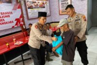 Kapolsek Tonjong AKP Hasari menyerahkan bantuan sosial kepada warga membutuhkan. Acara ini digelar dalam rangka HUT Bhayangkara ke 79.