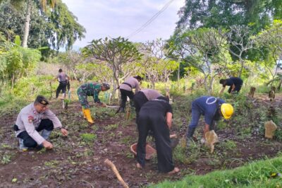 Sambut Hari Bhayangkara ke-79, Polsek Bumiayu Gelar Bakti Sosial di TPU Mbulu Kembar