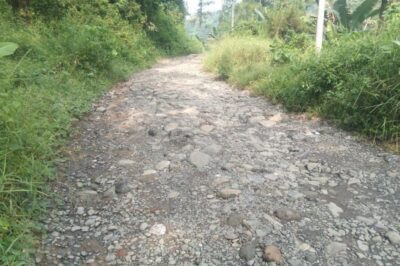 Jalan Rusak Parah Hambat Aktivitas Warga Dua Desa di Brebes, Warga Minta Perbaikan Segera