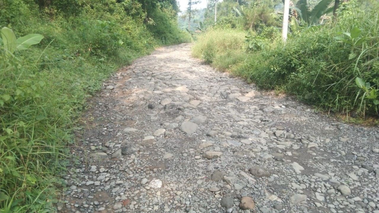 Kondisi jalan Banjarsari - Cibentang, Kecamatan Bantarkawung, Brebes dalam kondisi rusak. Foto: Istimewa.