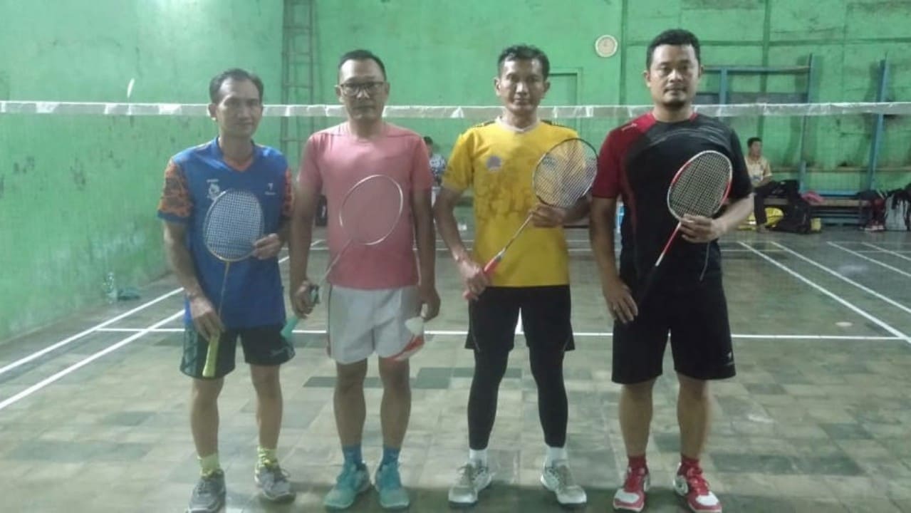 Kades Linggpura Mustan Foti bersama Inspektorat Brebes usai pertandingan persahabata. Foto: Portal Pantura/Yudhi Prasetyo.
