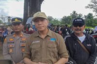 Kepala DLH Brebes Laode Vindar saat diwawancara wartawqn di RTH Bumiayu Asri, Sabtu 28 Juni 2025 didampingi Kapolsek Bumiayu AKP Kasam dan tokoh masyarakat Suparnyo. Foto: Portal Pantura/Yudhi Prasetyo.
