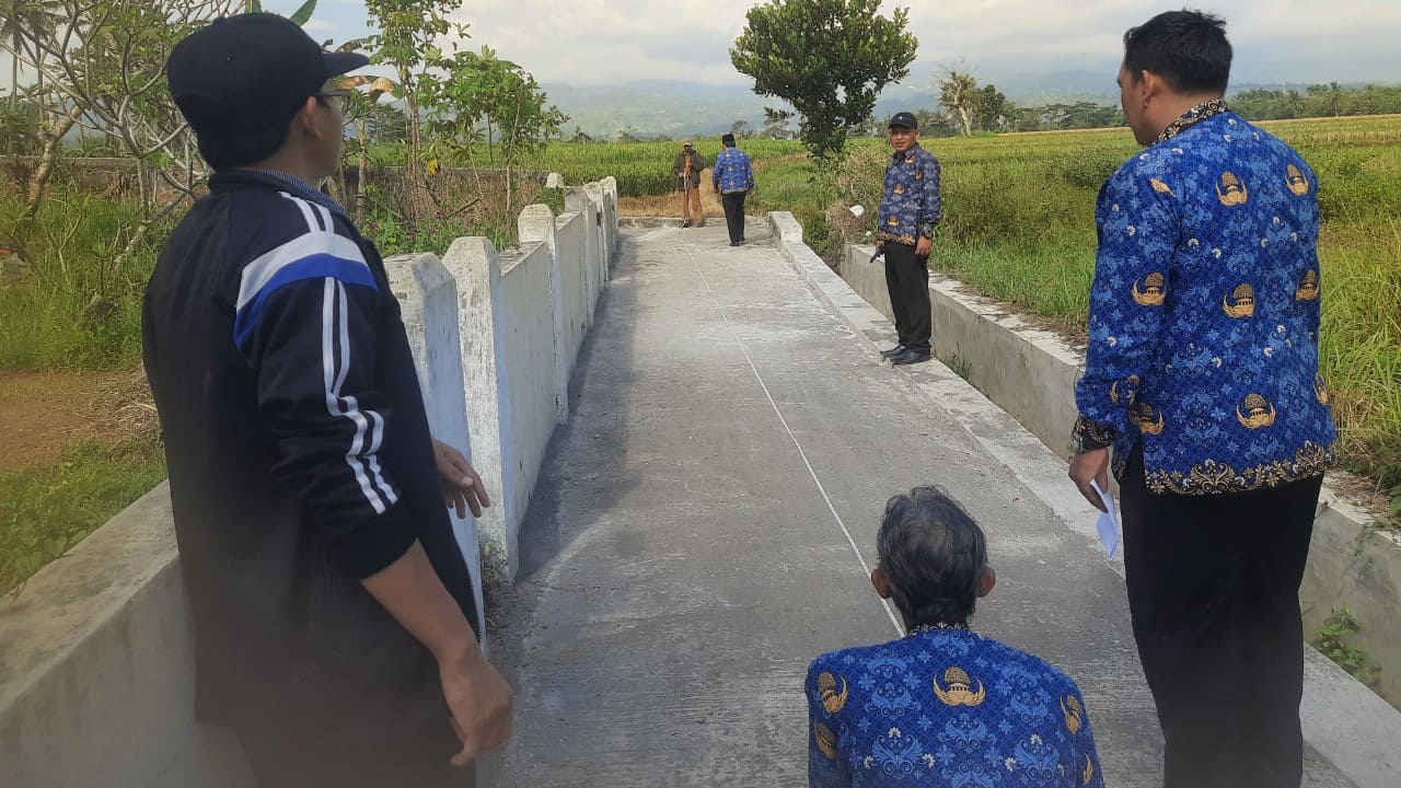 Tim Kecamatan Tonjong monitoring palaksanaan Dana Desa di Desa Karangjongkeng.