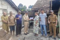 Kepala Desa Karangjongkeng H. Abd. Mukhit, SH., menyerahkan bantuan kepada Siti Maryam yang rumahnya habis terbakar. Foto: Portal Pantura/Yudhi Prasetyo.