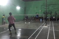 Camat Tonjong Lukman Hakim dan anggota DPRD Brebes bermain satu tim pada pertandingan persahabatan bulutangkis bersama Inspektorar Brebes.