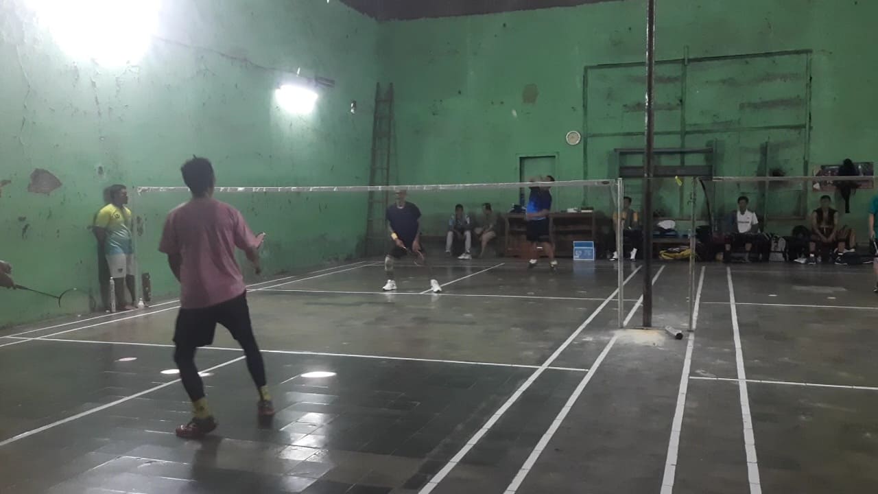 Camat Tonjong Lukman Hakim dan anggota DPRD Brebes bermain satu tim pada pertandingan persahabatan bulutangkis bersama Inspektorar Brebes.