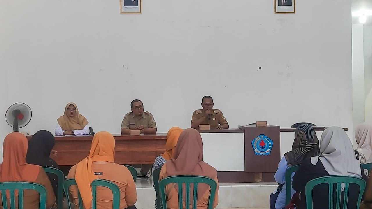 Kades Linggapura Mustain memberi sambutan pada pertemuan Kampung KB Pokja Linggapura. Foto: Portal Pantura/Yudhi Prasetyo.
