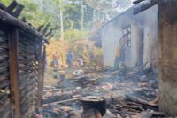 Kondisi rumah Kades Waru yang terbakar. Foto: Istimewa.
