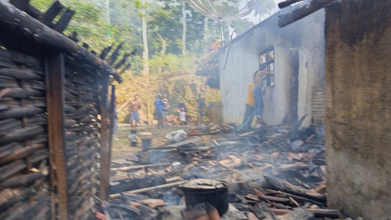 Kondisi rumah Kades Waru yang terbakar. Foto: Istimewa.