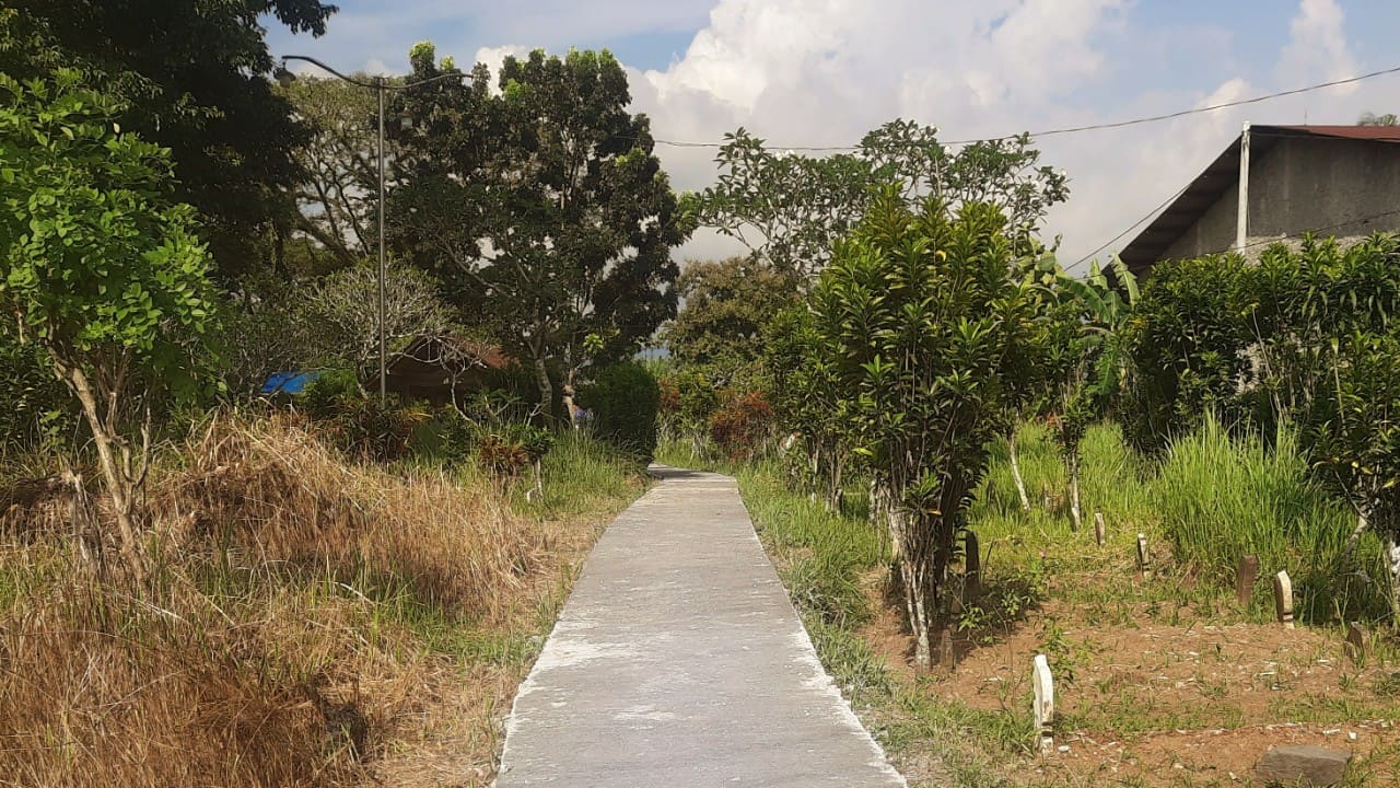 Jalan makam umum Desa Karangjongkeng sudah memadai dan kokoh. Foto: Portal Pantura/Yudhi Prasetyo.