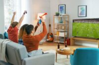 Keluarga sedang menyaksikan pertandingan bola dengan menggunakan AQUOS XLED HU8500.