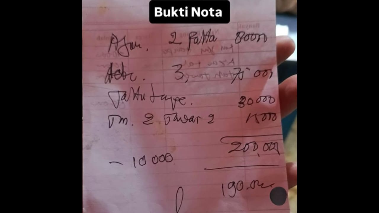 Tagihan menu sederhana dinilai tidak wajar. Kejadian ini dialami pemudik dari Bekasi menuju Purworejo saat makan di warung lesehan di wilayah Kecamatan Larangan Brebes. Foto: Instagram @seputar_brebes.