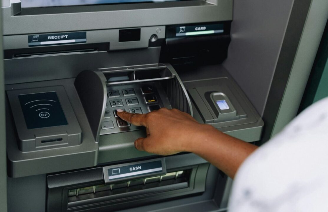 Ilustrasi ATM. Foto: Unsplash.