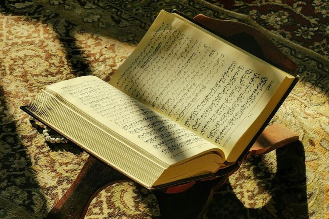 Ilustrasi Al Qur'an. Foto: Rubaitul Azad/pexels.