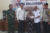 Camat Tonjong Lukman Hakim SH SIP menyerahkan secara simbolis BLT DD tahap 2 2025 didampingi Kepala Desa Kalijurang Edi Riyanto SH, Babinsa dan Bhabinkamtibmas. Foto: Portal Pantura/Yudhi Prasetyo.