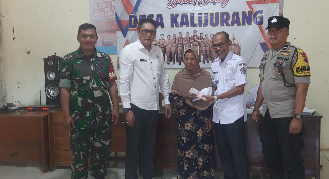 Camat Tonjong Lukman Hakim SH SIP menyerahkan secara simbolis BLT DD tahap 2 2025 didampingi Kepala Desa Kalijurang Edi Riyanto SH, Babinsa dan Bhabinkamtibmas. Foto: Portal Pantura/Yudhi Prasetyo.