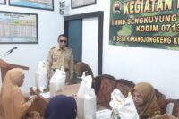Kepala Desa Karangjongkeng Mayor Inf. (Purn) H. Abd. Mukhit, SH. mengawasi jalanya penyaluran bantuan pangan di balai desa Karangjongkeng, Senin 28 Juli 2028. Foto: Portal Pantura/Yudhi Prasetyo.