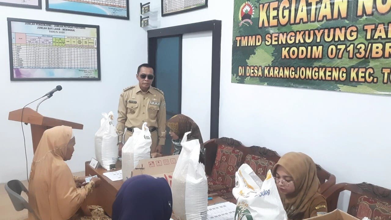 Kepala Desa Karangjongkeng Mayor Inf. (Purn) H. Abd. Mukhit, SH. mengawasi jalanya penyaluran bantuan pangan di balai desa Karangjongkeng, Senin 28 Juli 2028. Foto: Portal Pantura/Yudhi Prasetyo.