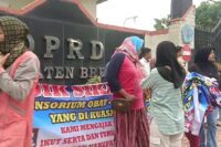 Sejumlah warga menyampaikan aspirasinya di DPRD Brebes agar warung aceh yang menjual obat terlarang ditutup.