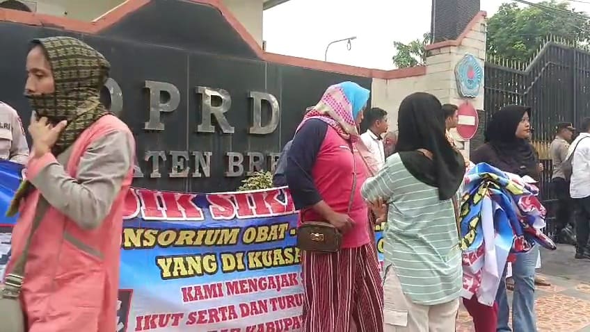 Sejumlah warga menyampaikan aspirasinya di DPRD Brebes agar warung aceh yang menjual obat terlarang ditutup.