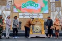 Festival Gunung Slamet 2025 resmi dimulai. Prosesi pengambilan air Tuk Sikopyah oleh peserta dari 22 negara jadi pembuka Festival Gunung Slamet ke-8 di Desa Serang, Jumat . Foto: Portal Pantura/Imam Muzaky.