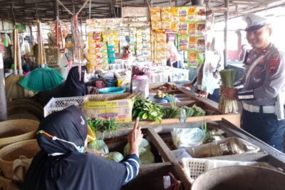 Satlantas Polres Brebes Edukasi Pengunjung Pasar Bulakamba Lewat Program “Jakwir Lantas”