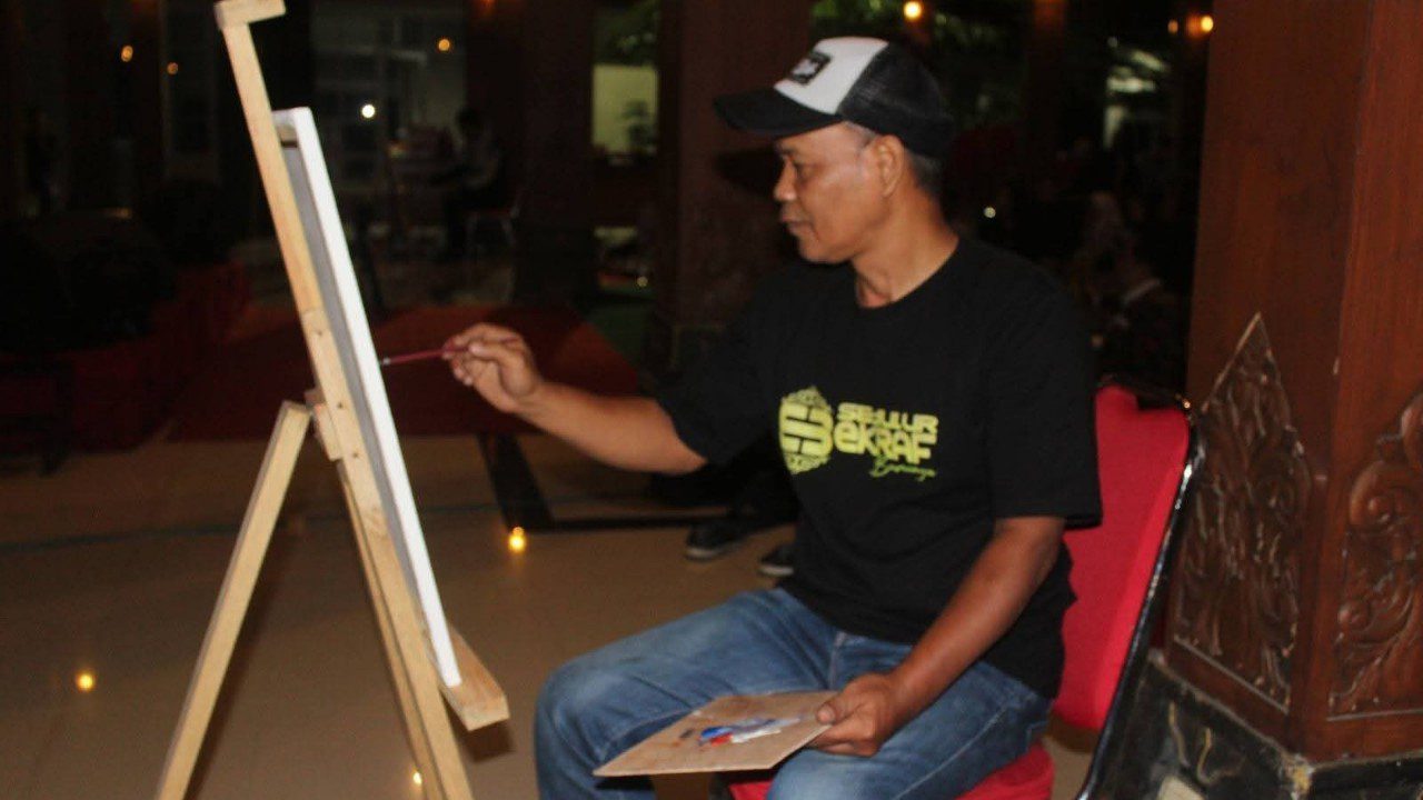 Seniman melukis langsung di acara Gregah tur Manembah di Pendopo eks Kawedanan Bumiayu, Minggu Malam 20 Juli 2025. Foto: Istimewa.