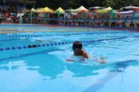 Seorang atlet cilik menunjukkan kemampuan terbaiknya dalam Kejuaraan Renang Antar Perkumpulan se-Jawa Tengah (KRAPPROV) Bupati Cup 2025 di Kolam Renang Tirta Kencana, Brebes, Sabtu 26 Juli 2025. Event ini jadi ajang penting untuk menjaring bibit atlet renang potensial dari berbagai daerah.