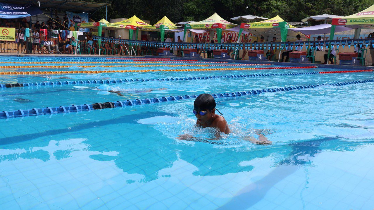 Seorang atlet cilik menunjukkan kemampuan terbaiknya dalam Kejuaraan Renang Antar Perkumpulan se-Jawa Tengah (KRAPPROV) Bupati Cup 2025 di Kolam Renang Tirta Kencana, Brebes, Sabtu 26 Juli 2025. Event ini jadi ajang penting untuk menjaring bibit atlet renang potensial dari berbagai daerah.