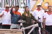 Bupati Brebes Hj. Paramita Widya Kusuma bersama peserta dan panitia Harkopnas ke-78 berpose usai penyerahan hadiah doorprize sepeda gunung. Suasana penuh semangat dan kebersamaan warnai acara puncak peringatan Hari Koperasi Nasional 2025 tingkat Kabupaten Brebes.