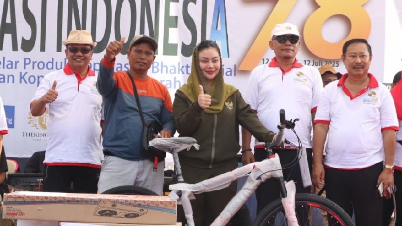 Bupati Brebes Hj. Paramita Widya Kusuma bersama peserta dan panitia Harkopnas ke-78 berpose usai penyerahan hadiah doorprize sepeda gunung. Suasana penuh semangat dan kebersamaan warnai acara puncak peringatan Hari Koperasi Nasional 2025 tingkat Kabupaten Brebes.