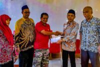 Karsono Haryo Soebagyo (tengah kiri), penemu dan pelestari fosil purba asal Bumiayu, menerima bantuan secara simbolis untuk pembangunan rumah dari perwakilan Baznas dan Pemkab Brebes, Kamis 24 Juli 2025. Bantuan ini merupakan bentuk apresiasi atas dedikasinya menjaga warisan prasejarah Indonesia. Foto: Portal Pantura/Imam Muzaky.